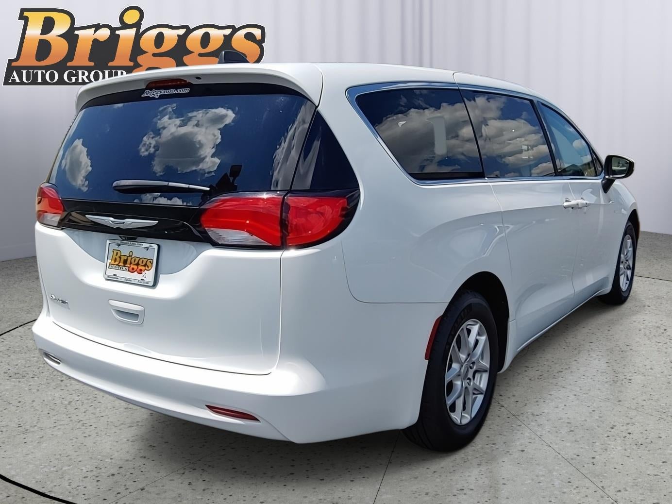 2023 Chrysler Voyager LX
