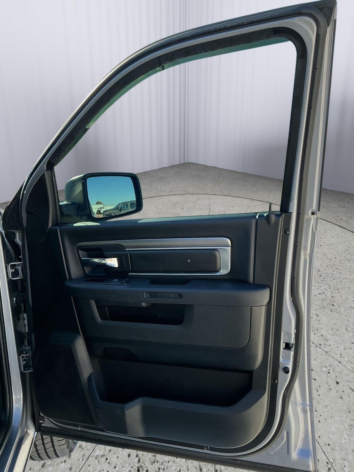 2024 RAM 1500 Classic Warlock Crew Cab 4x4 5'7' Box