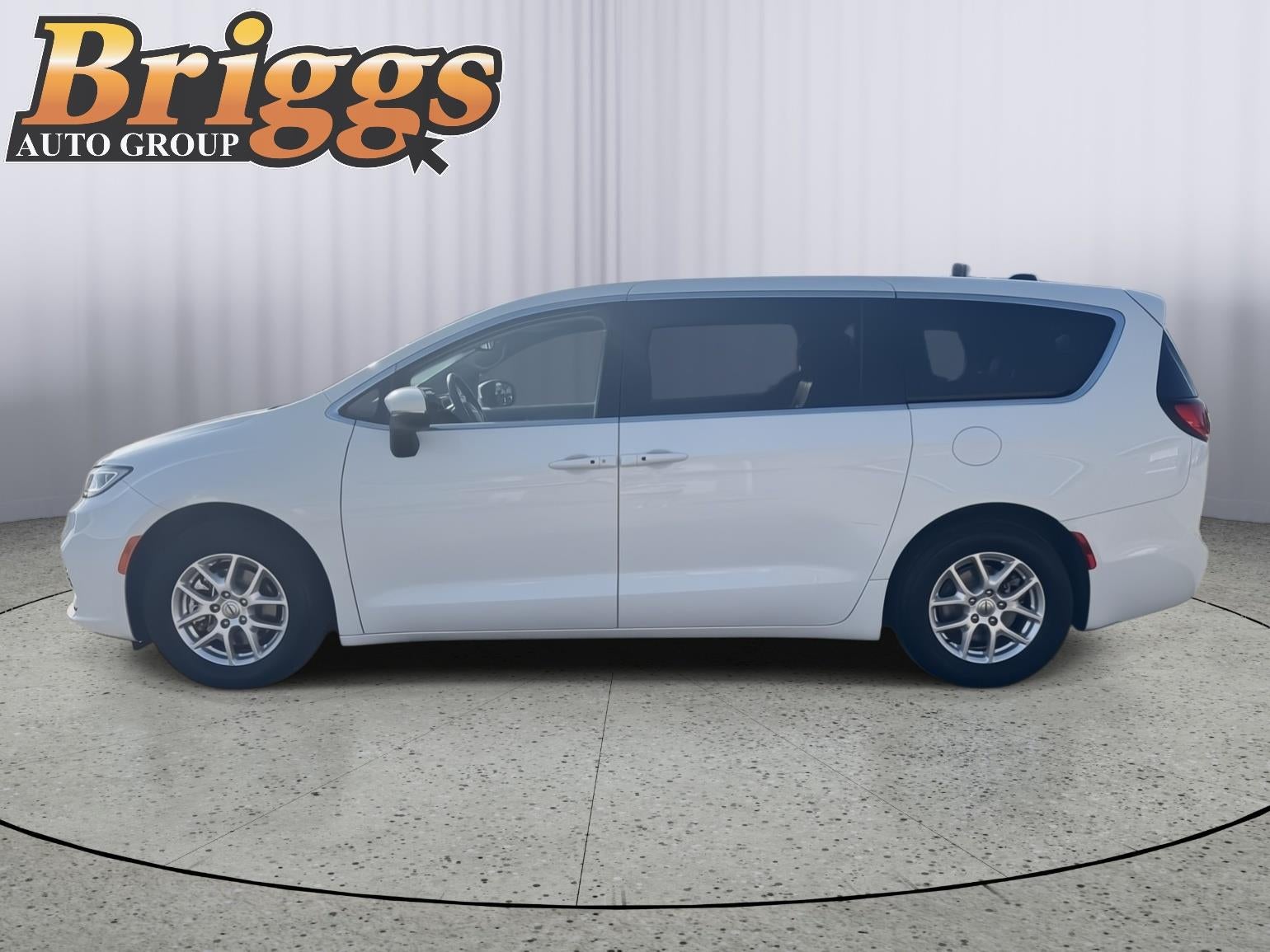 Used 2023 Chrysler Pacifica Touring L with VIN 2C4RC1BG2PR563887 for sale in Kansas City