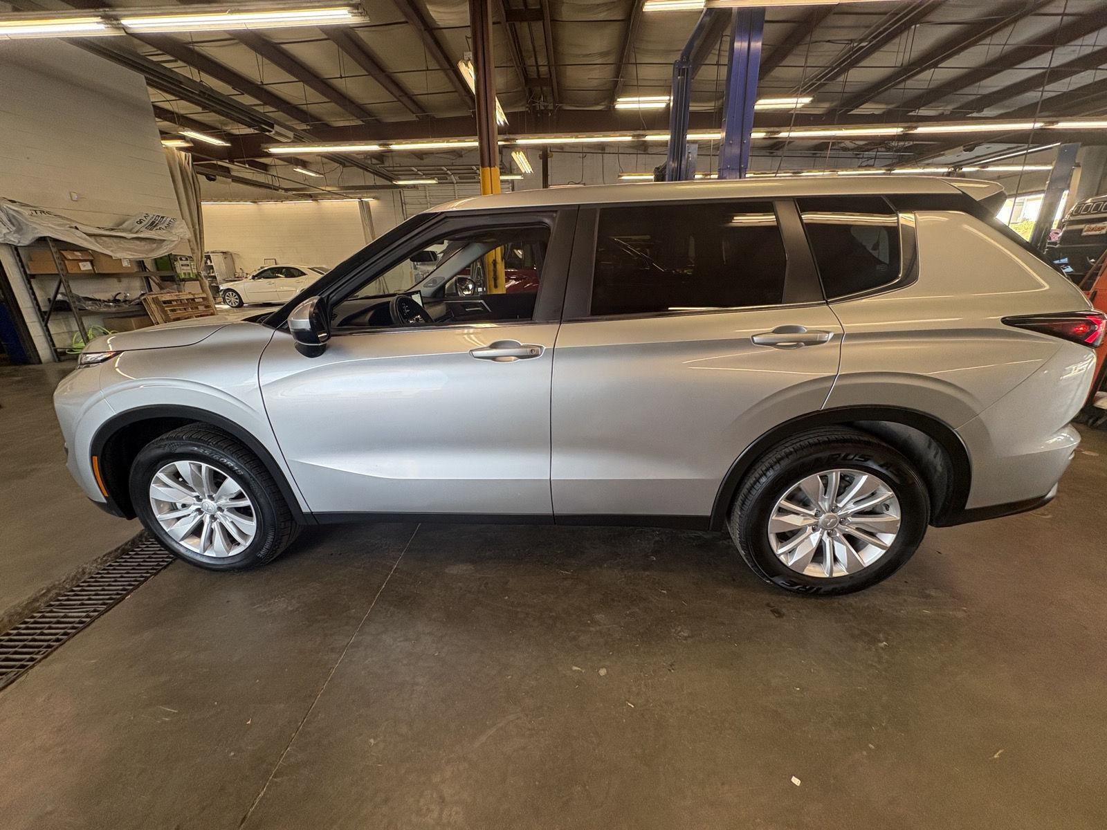 2025 Mitsubishi Outlander ES