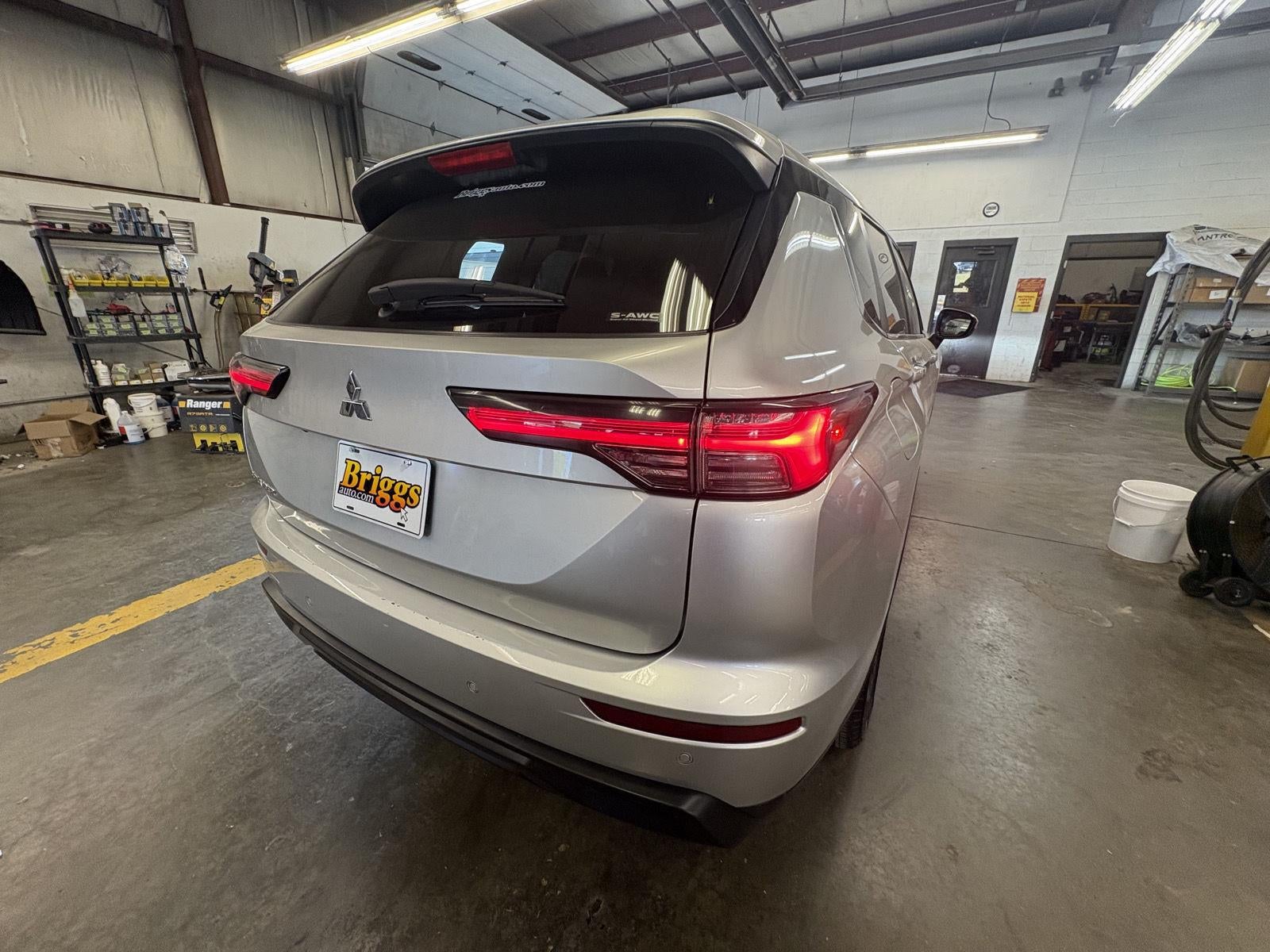 2025 Mitsubishi Outlander ES