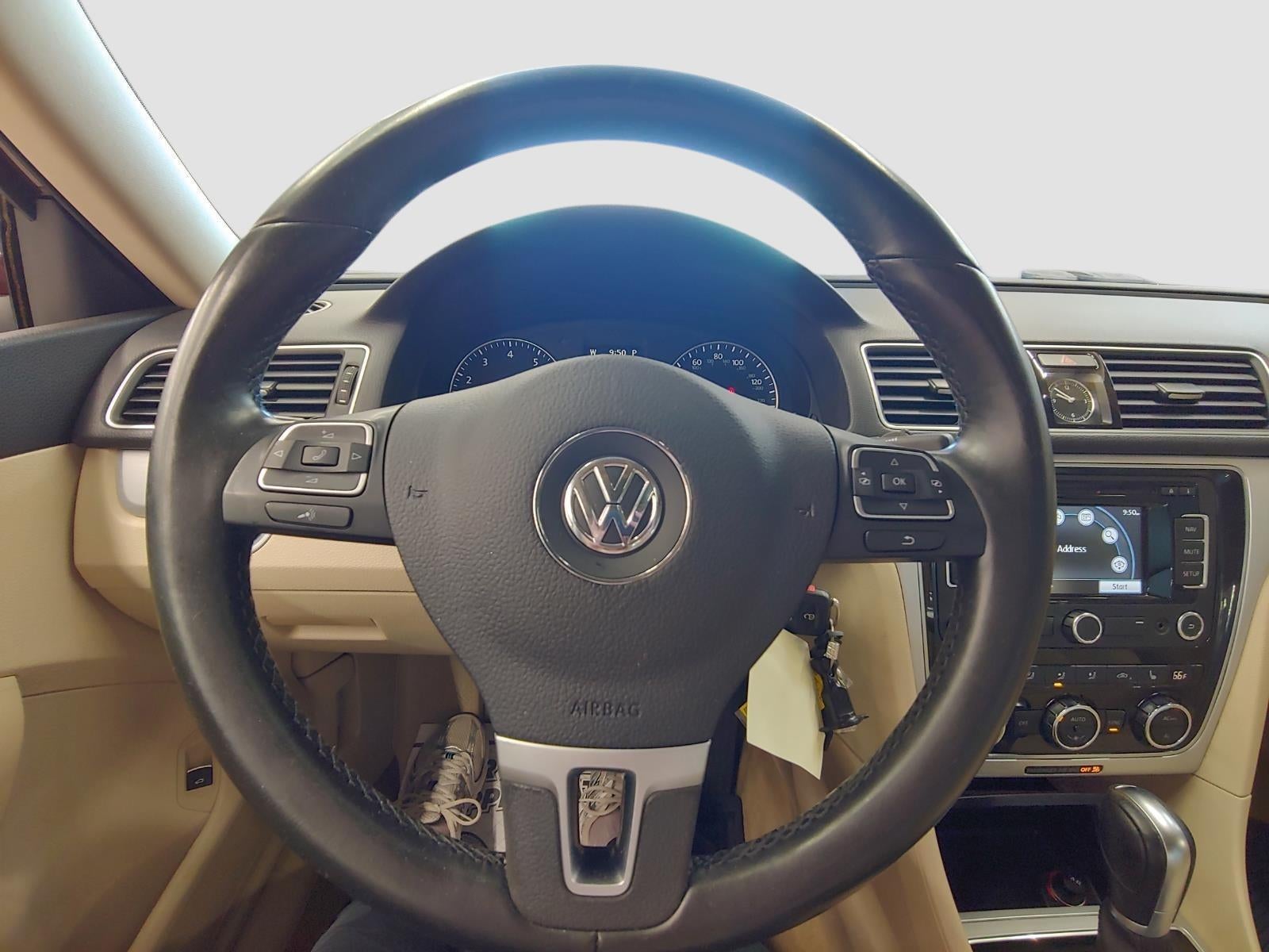 2012 Volkswagen Passat SE w/Sunroof & Nav PZEV