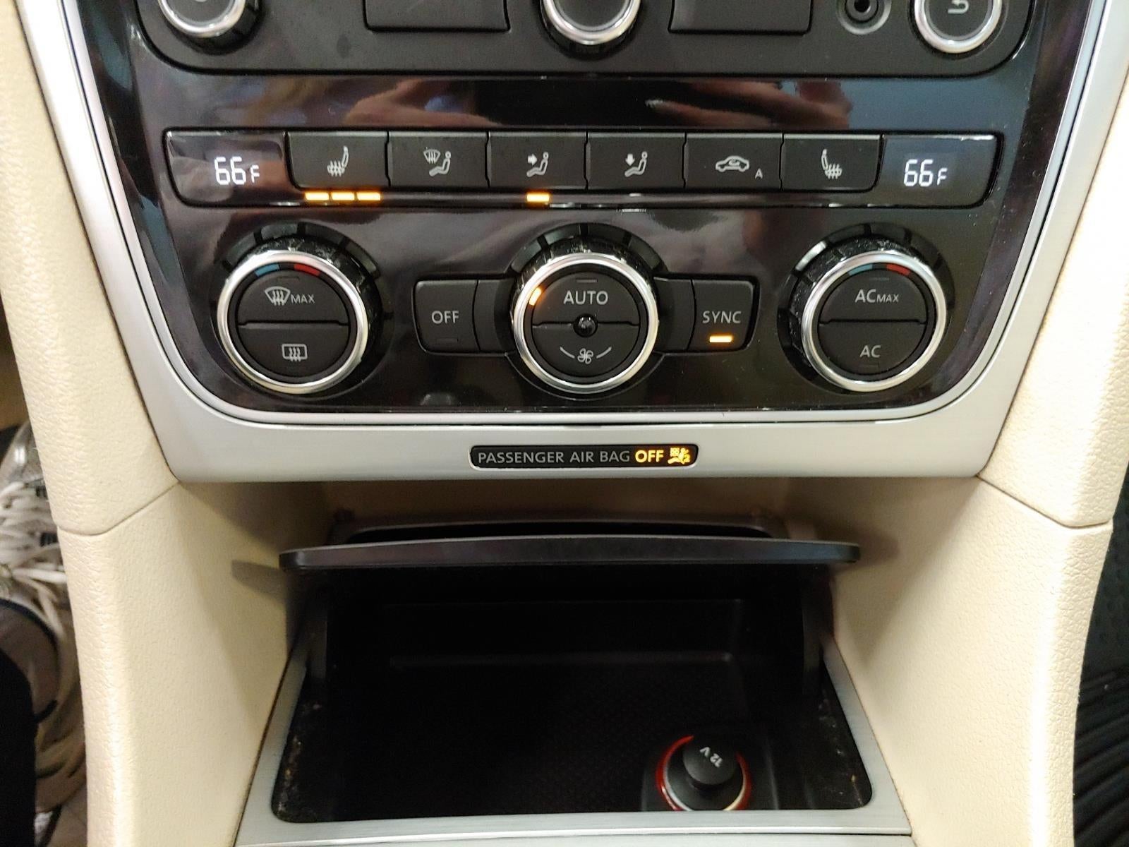 2012 Volkswagen Passat SE w/Sunroof & Nav PZEV