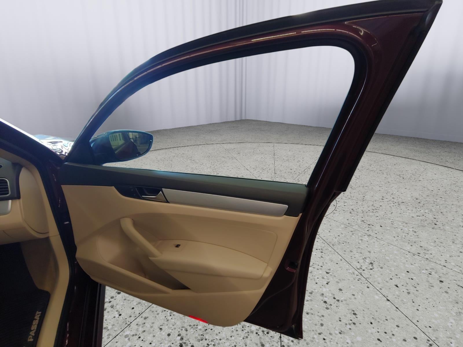 2012 Volkswagen Passat SE w/Sunroof & Nav PZEV