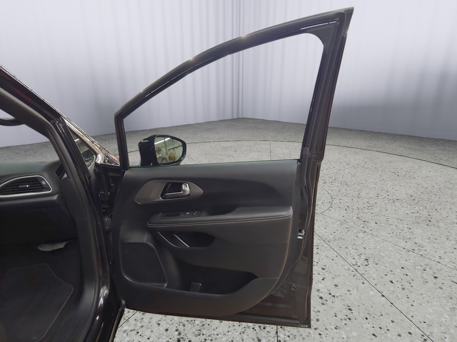 2025 Chrysler Voyager LX