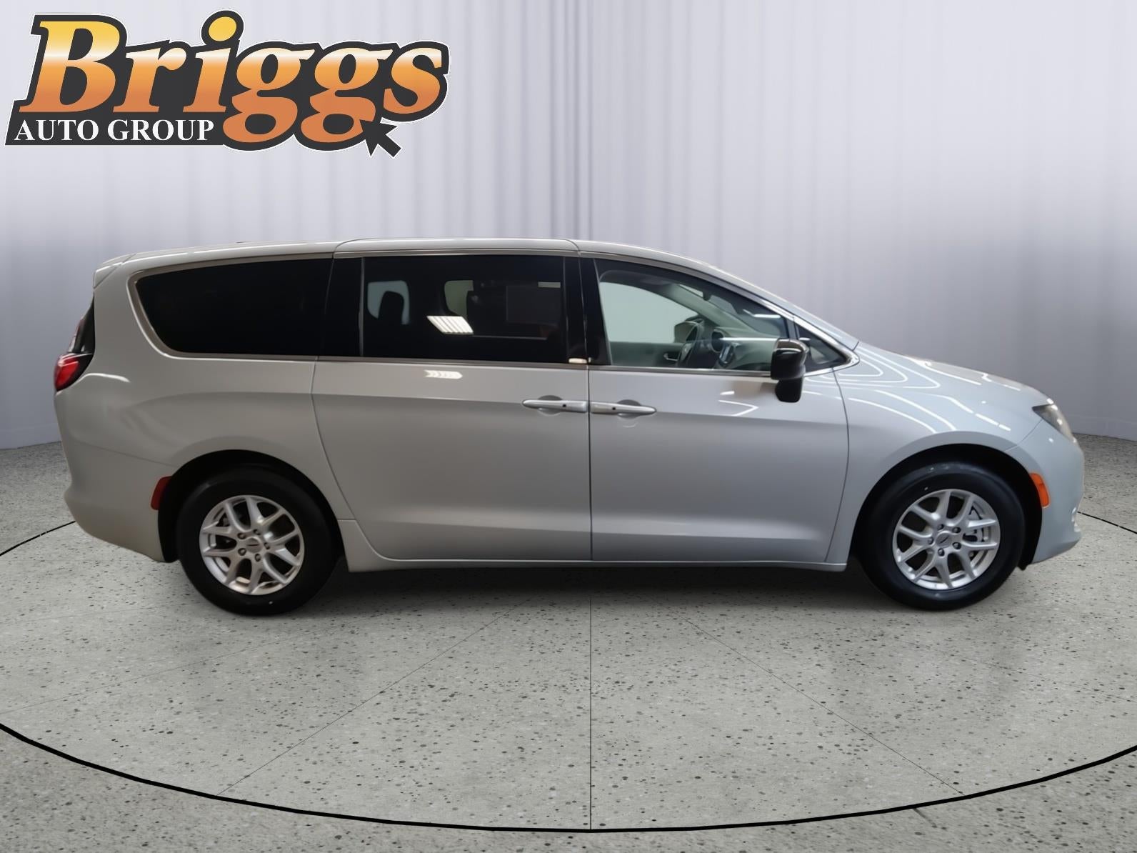 2024 Chrysler Voyager LX