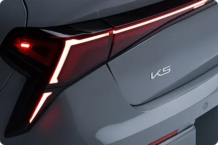 Close-up of the Kia K5's tail light and badge