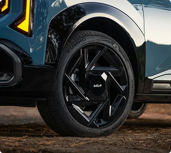 Close-up of an exclusive gloss black 19-in. Seltos X-Line wheel