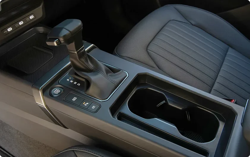 Seltos centre console with the gear shifter, cupholders and easy-access controls