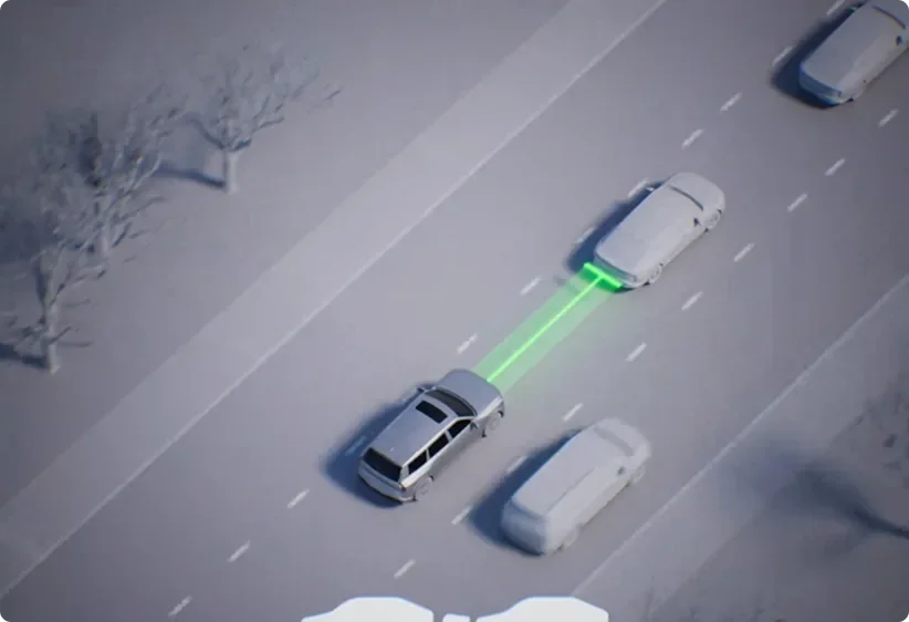Illustration of a car holding a green-marked following distance to the vehicle ahead on a winter road