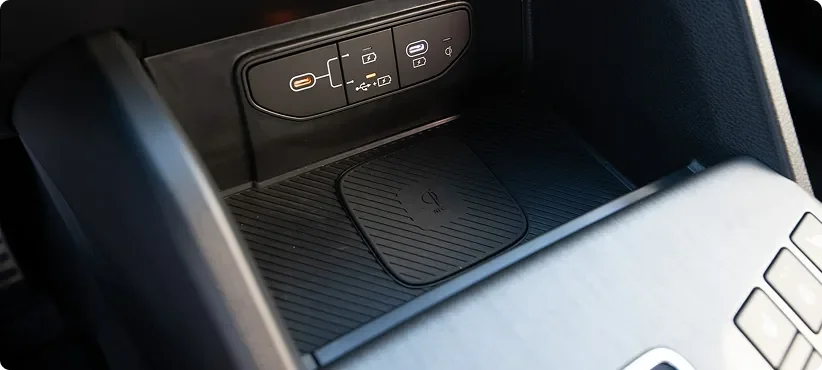 Smartphone charging on the Sportage wireless charging pad